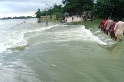 ভাঙছে বসতভিটা, বাড়িতে হাটু পানি