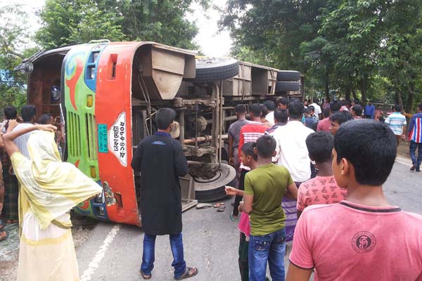 দিনাজপুরে সড়ক দুর্ঘটনায় নিহত ৪