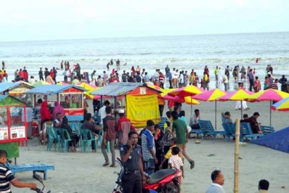 কুয়াকাটায় সমুদ্রের সাথে উম্মাদনায় মেতেছে হাজারো পর্যটক
