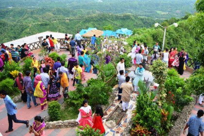 পর্যটকের ভিড়ে মুখরিত পাহাড় কন্যা বান্দরবান