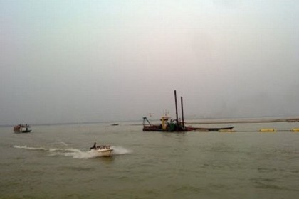 পদ্মায় ফেরির ধাক্কায় স্পিডবোট ডুবি