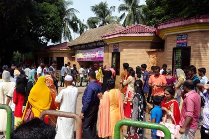 সোনারগাঁওয়ে দর্শনার্থীদের উপচে পড়া ভিড়