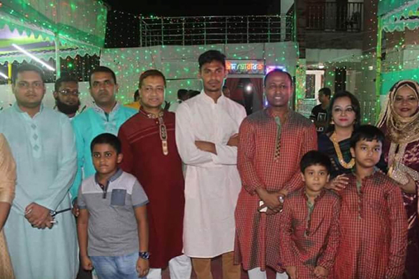 পরিবারের সঙ্গে মুস্তাফিজ