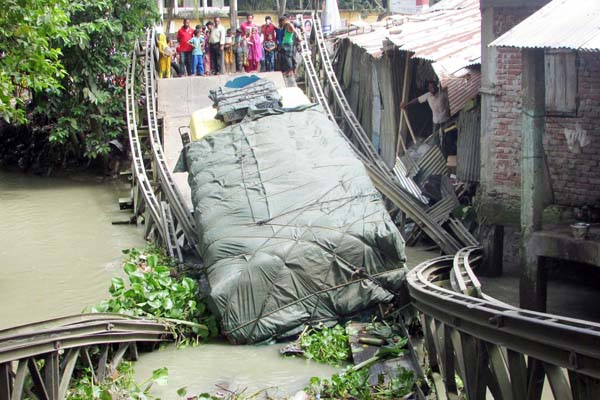 বেইলী সেতু ধসে পড়ায় বরিশালে জনদুর্ভোগ

