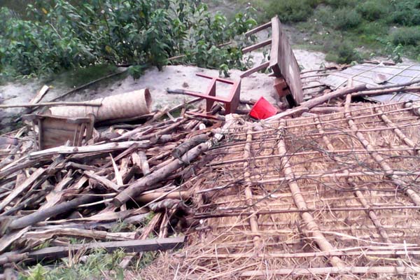 মাদক বিক্রির অভিযোগে দোকান গুড়িয়ে দিল এলাকাবাসী