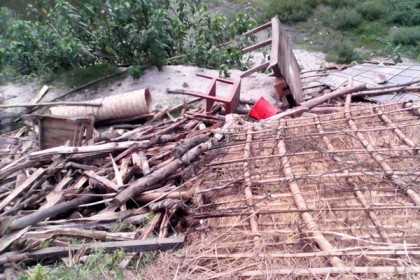 মাদক বিক্রির অভিযোগে দোকান গুড়িয়ে দিল এলাকাবাসী