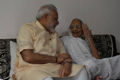 জন্মদিনে মায়ের আশীর্বাদ নিলেন মোদি
