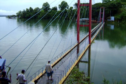 পানির নিচে রাঙামাটি পর্যটন ঝুলন্ত সেতু