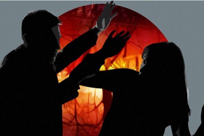 গৃহবধূকে ছুরিকাঘাত করে পালিয়ে গেলেন স্বামী