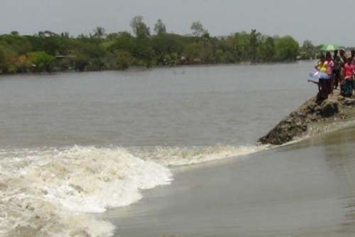 বেড়িবাঁধ ভেঙে সাতক্ষীরার তিন গ্রাম প্লাবিত
