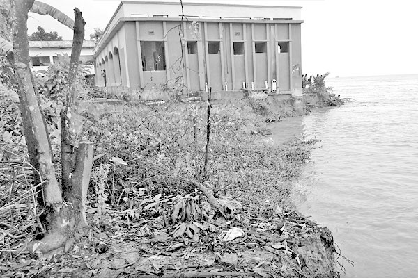 ভাঙনে পাল্টে যাচ্ছে মানচিত্র