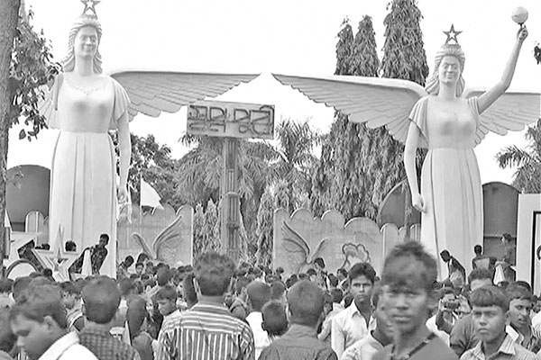 স্বপ্নপুরীতে মানুষের ঢল