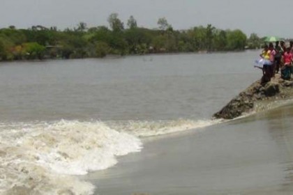 বেড়িবাঁধ ভেঙে সাতক্ষীরার তিন গ্রাম প্লাবিত
