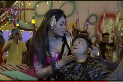 নিপুনের আইটেম গানে উষ্ণতার ঢেউ (ভিডিও)