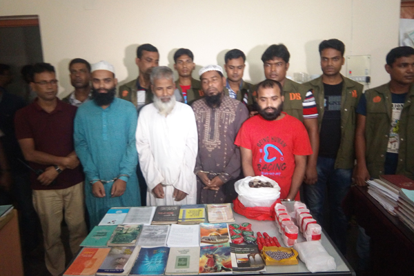 সিরাজগঞ্জে পিতা-পুত্রসহ ৪ জেএমবি সদস্য আটক

