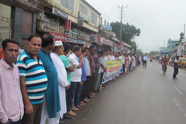 এবার এমপি রানার ফাঁসির দাবিতে মুক্তিযোদ্ধাদের মানববন্ধন
