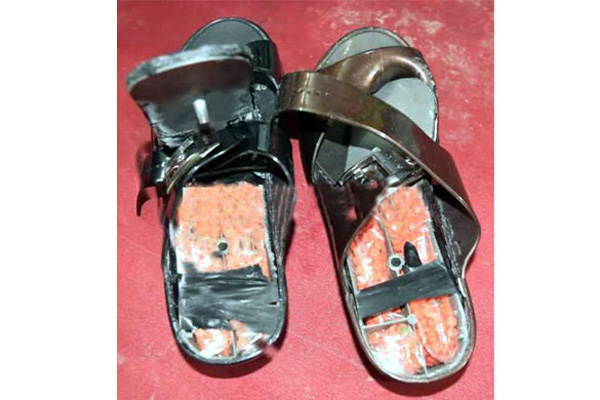 জুতার ভেতর ইয়াবা, মিয়ানমারের দুই নারী আটক