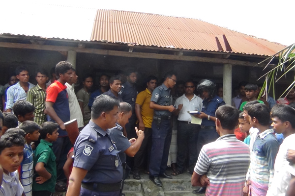 পঞ্চগড়ে ছাত্রী ধর্ষণ চেষ্টার অভিযোগে সড়ক অবরোধ  
