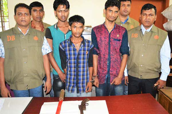 চৌদ্দগ্রামে আগ্নেয়াস্ত্র ও রামদাসহ তিন যুবক আটক