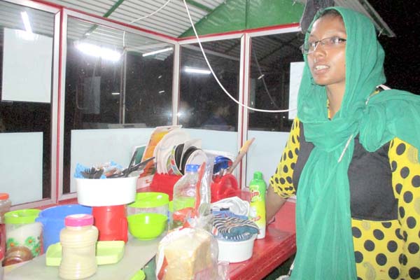 পর্যটকদের নজর কেড়েছে রোজির তৈরি বাহারি খাবার 

