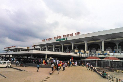 শাহজালালে ১৬ কেজি তরল তামাক জব্দ