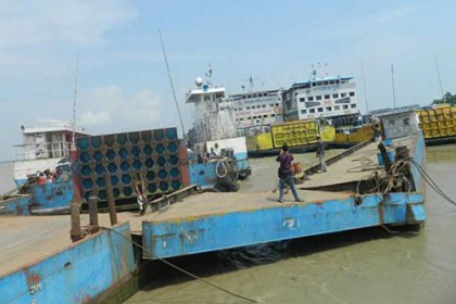 ৮ দিন পর সচল দৌলতদিয়ার ২ নম্বর ফেরিঘাট