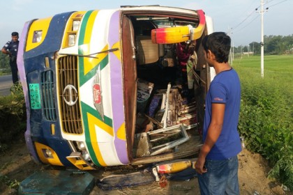 যাত্রীবাহী বাস নিয়ন্ত্রণ হারিয়ে খাদে, নিহত ১