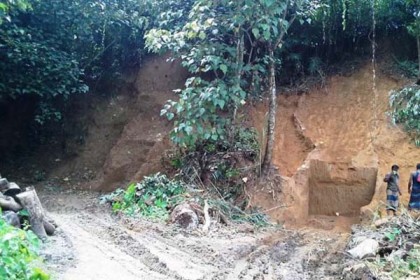 বান্দরবানে প্রকাশ্যে কাটা হচ্ছে পাহাড়