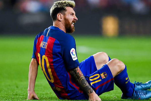 চোট পেয়ে তিন মাসের জন্য মাঠের বাইরে মেসি