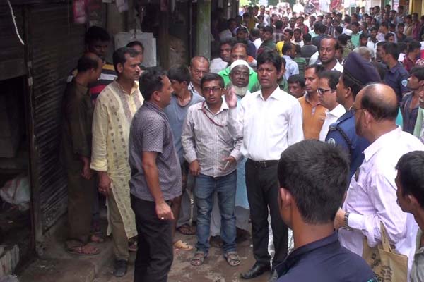 লক্ষ্মীপুরে অবৈধ দোকান উচ্ছেদ
