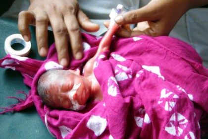 দাফনের সময় নড়ে উঠলো নবজাতক