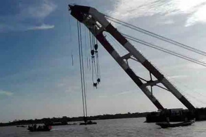 ডুবে যাওয়া লঞ্চটি টেনে তুলল 'নির্ভীক', আরও ৪ মরদেহ উদ্ধার