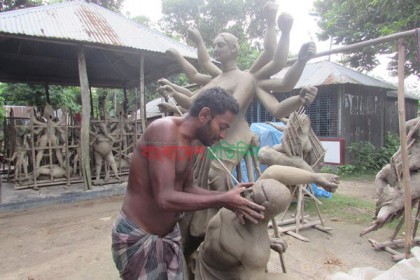 প্রতীমা তৈরীতে ব্যস্ত সিরাজগঞ্জের শিল্পীরা