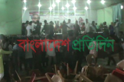 নেত্রকোনায় মহিলা লীগের সম্মেলনে হাতাহাতি, ভাঙচুর