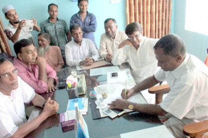 কলাপাড়াকে জেলায় রূপান্তরের দাবিতে গণস্বাক্ষর কর্মসূচি
