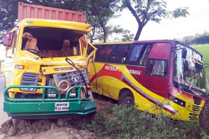 দাঁড়িয়ে থাকা বাসকে কাভার্ড ভ্যানের ধাক্কা, নিহত ৫
