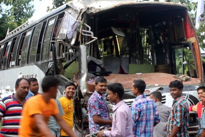 ঠাকুরগাঁওয়ে সড়ক দুর্ঘটনায় আহত ৩০