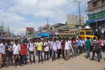 এমপি রানার ফাঁসির দাবিতে ঘাটাইলে শিক্ষার্থীদের সড়ক অবরোধ
