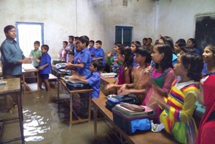 শ্রেণিকক্ষে পানির মধ্যে চলছে পাঠদান 