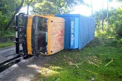 লামায় কাভার্ড ভ্যান উল্টে আহত ২