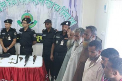 সুন্দরবনে ৬ জেলে উদ্ধার, অস্ত্রসহ বনদস্যু আটক