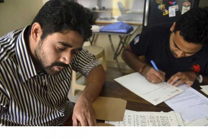 অন্যের প্রেমিকাকে কেন চিঠি লেখেন এঁরা?