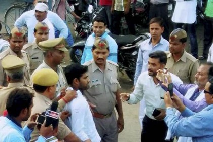 রাহুলকে লক্ষ্য করে জুতো ছুঁড়ে আটক যুবক