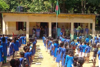 ক্লাসরুম ফার্নিচার সংকটে রুপসীপাড়া প্রাথমিক বিদ্যালয়
