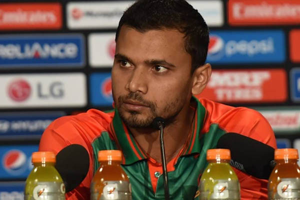 ফিল্ডিংয়ে আরও উন্নতি চান মাশরাফি