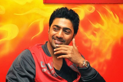 অবশেষে নিজের প্রেমিকাকে প্রকাশ্যে আনছেন দেব!