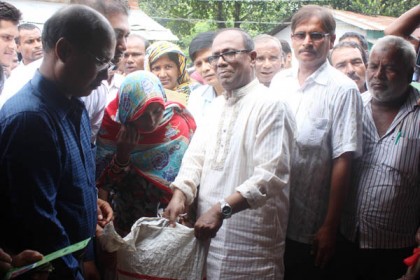 ঠাকুরগাঁওয়ে হতদরিদ্রদের মাঝে চাল বিতরণ 
