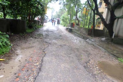 পঞ্চগড়ের মকবুলার রহমান সরকারি কলেজের রাস্তাটি চলাচলের অযোগ্য 
