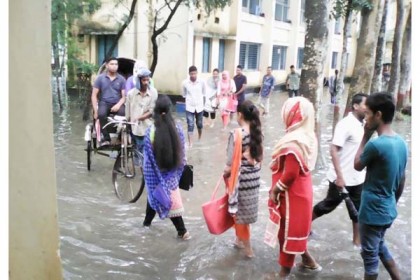 জলাবদ্ধতায় ভোগান্তিতে বরিশাল নগরবাসী
