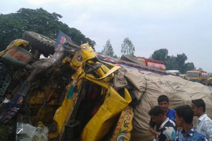 টাঙ্গাইলে বাস-ট্রাক সংঘর্ষে নিহত ২, যানজট ৫ কিলোমিটার

